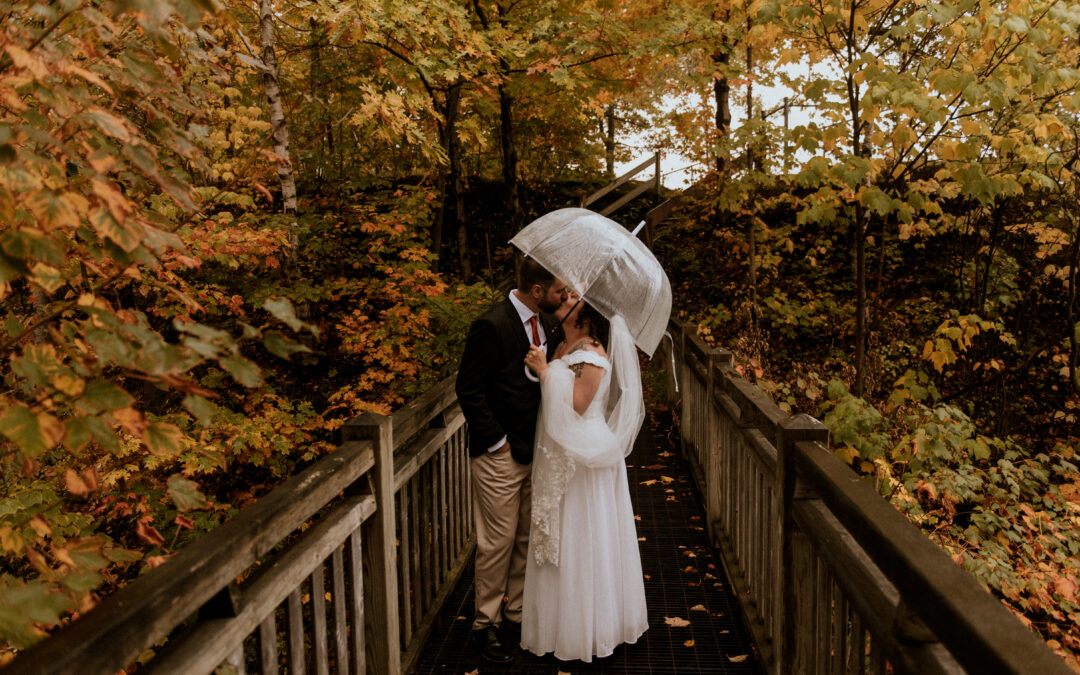mariage automne pluie parapluie couple mariage au canada Québec, mariage de rêve dans les Laurentides