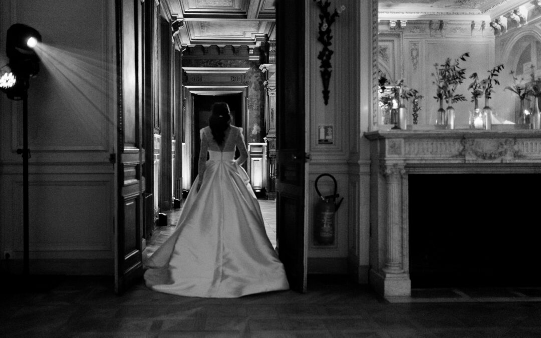 Mariée de dos château intérieur cheminée, princesse enchantée, Une ambiance féerique