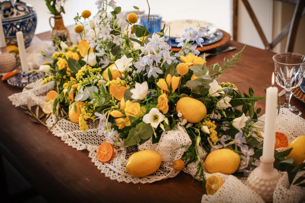 Table bois citron jaune bleu assiette vintage
