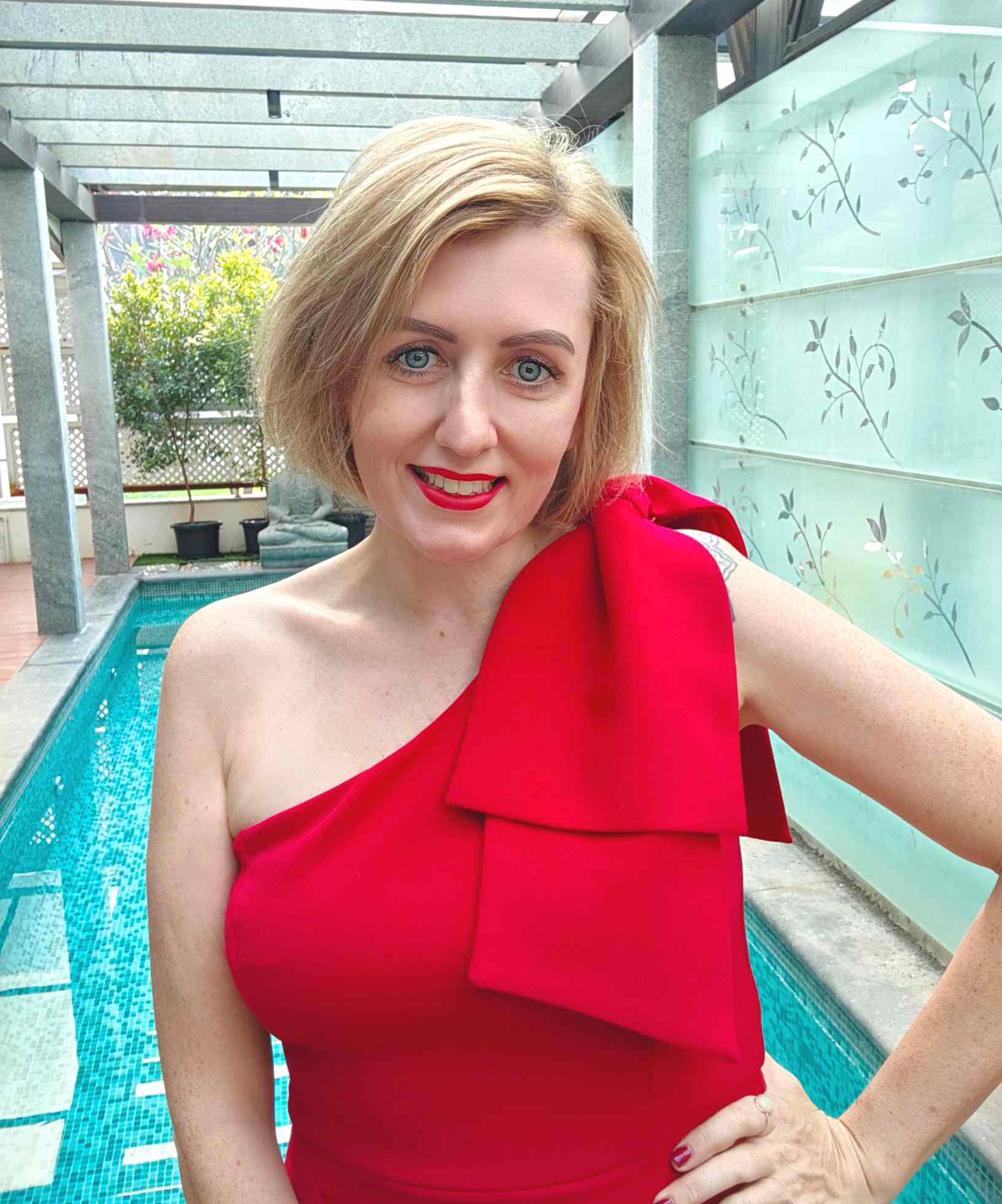 portrait sophie wedding planner lorraine dday portant robe rouge