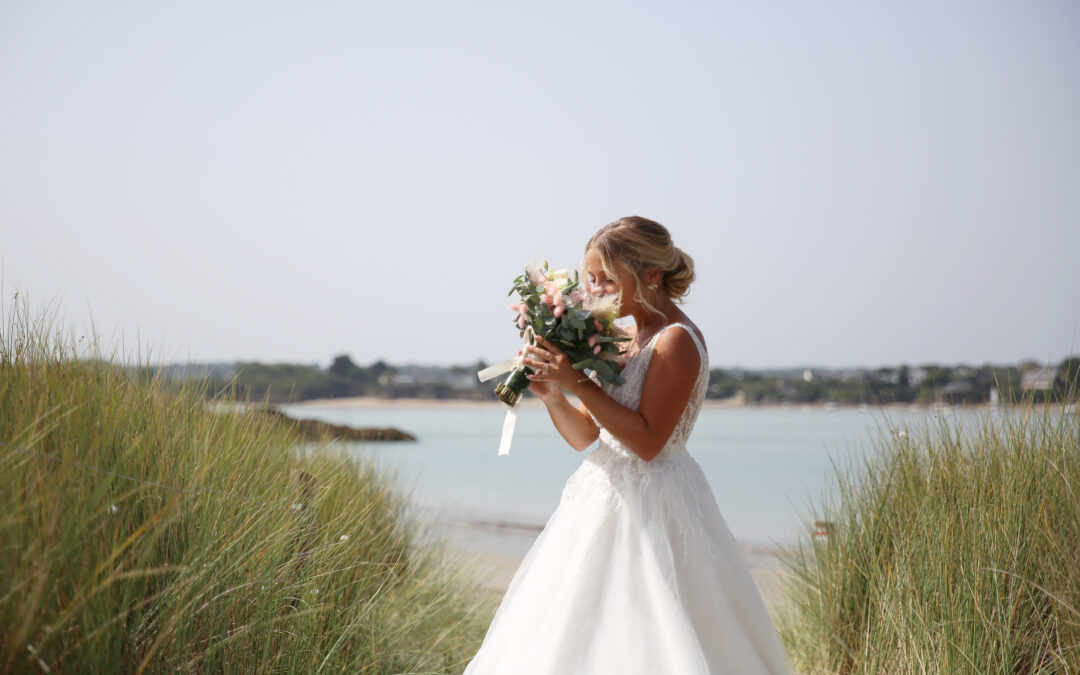 marié, bouquet, bouquet de mariée, mariée et son bouquet, plage, Bretagne, Finistère, bzh, mariage à la plage, séance photo, D Day bretagne