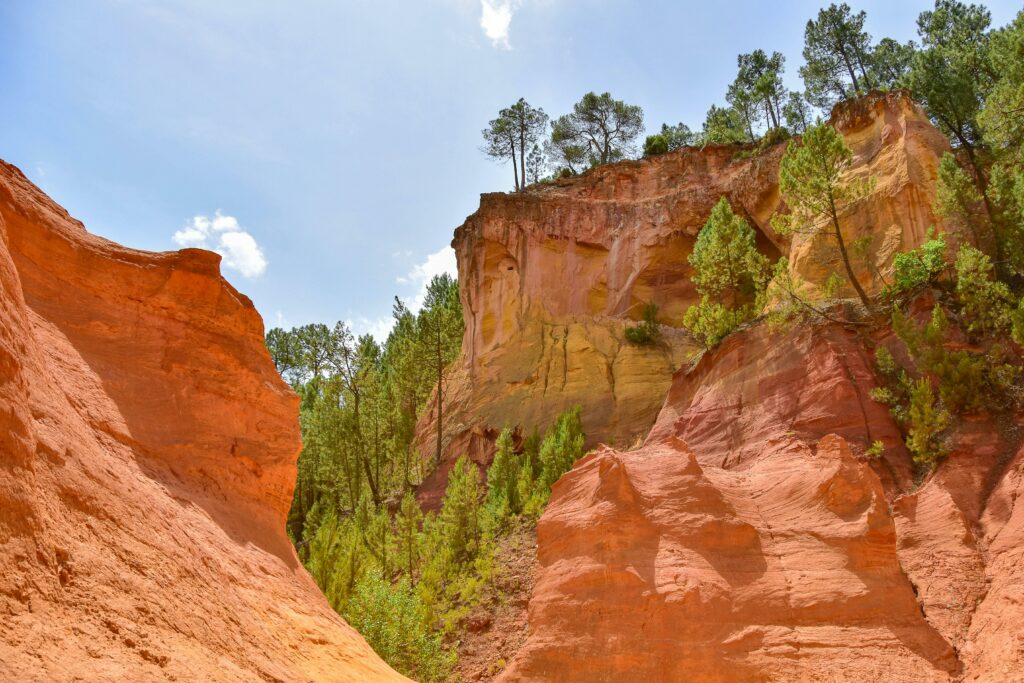 Le sentier des ocres Roussillon, couleurs orange et jaune, lumière, lieu de mariage 