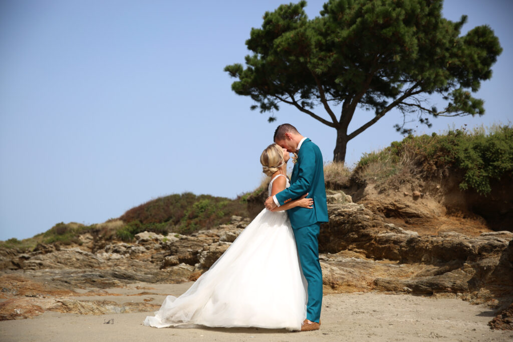 séance couple jour J, séance photo, séance photo mariage, bisou mariés, agence D day Bretagne, Bretagne, Finistère, bzh, plage, bord de mer
