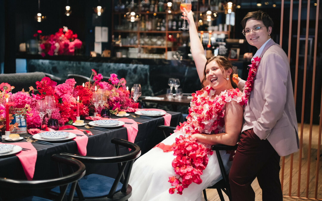 couple, fleurs, mariage, bar, restaurant, décoration, rose, costume rose, robe fleurie, bouquet, table de mariage