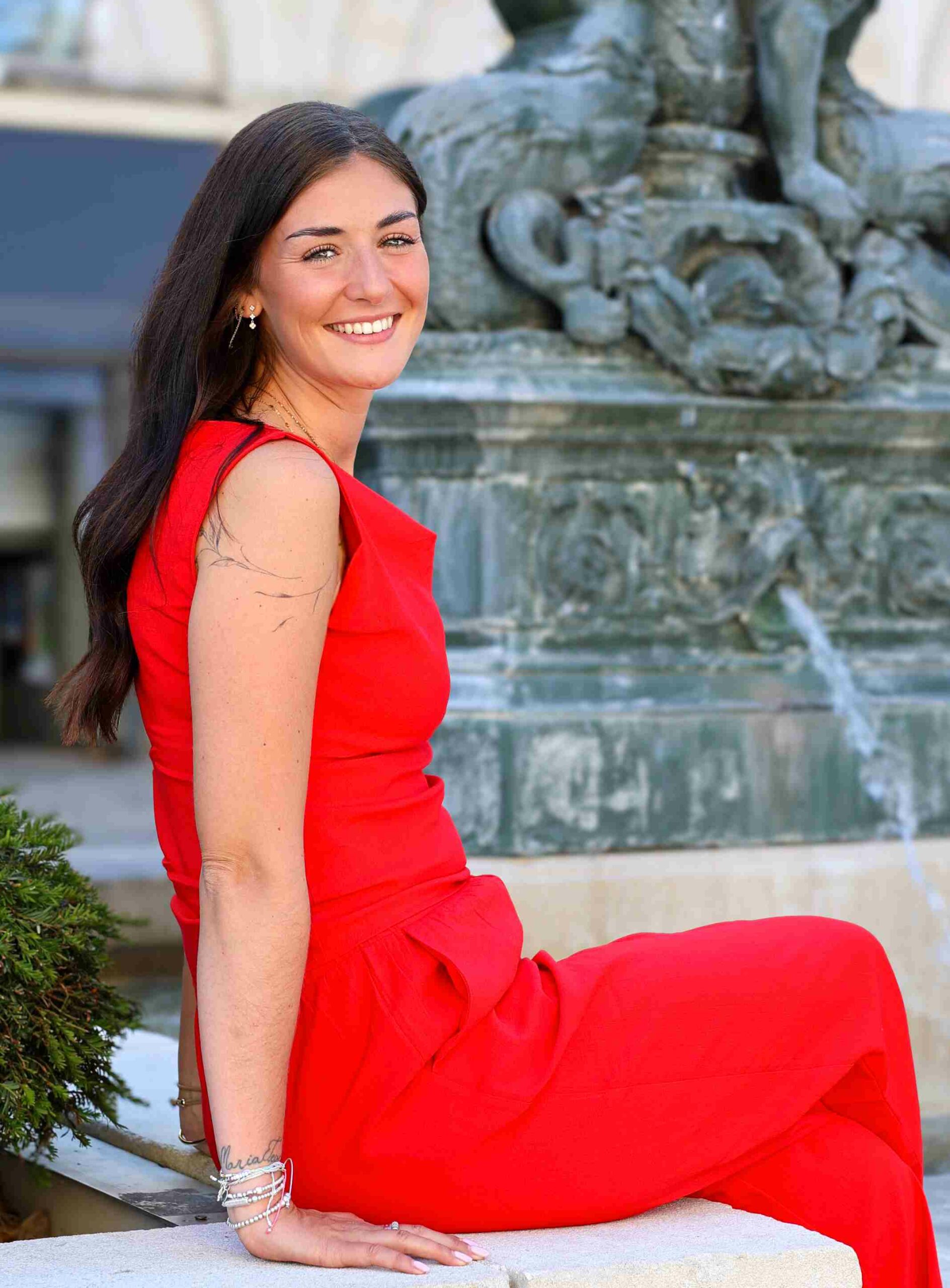 alexane wedding planner orléans in red outfit