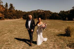 mariée, robe de mariée, montagne, foret, costume, papa de la mariée, automne, cérémonie laique 