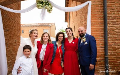 wedding planner et mariés , robes rouges