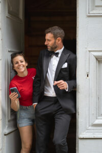 D Day en action, Sophie D Day Wedding Planner La Rochelle, préparatif mariage, installation mariage, moment avec les mariés, futur marié, tee shirt, rouge, D Day