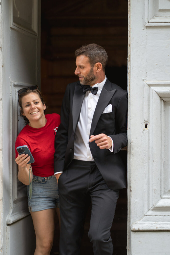 D Day, installation mariage, t-shirt rouge, D Day, wedding content creator, smoking,