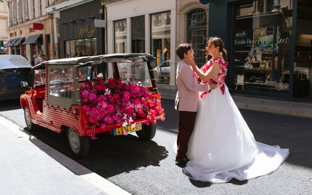 couple, fleurs, mariage, méhari, voiture, décoration, rose, costume rose, robe fleurie, bouquet
