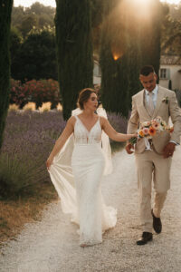 Couple de Mariés, champ de lavande, cyprès, soleil, couchant, bouquet de fleurs, marie qui joue avec sa robe