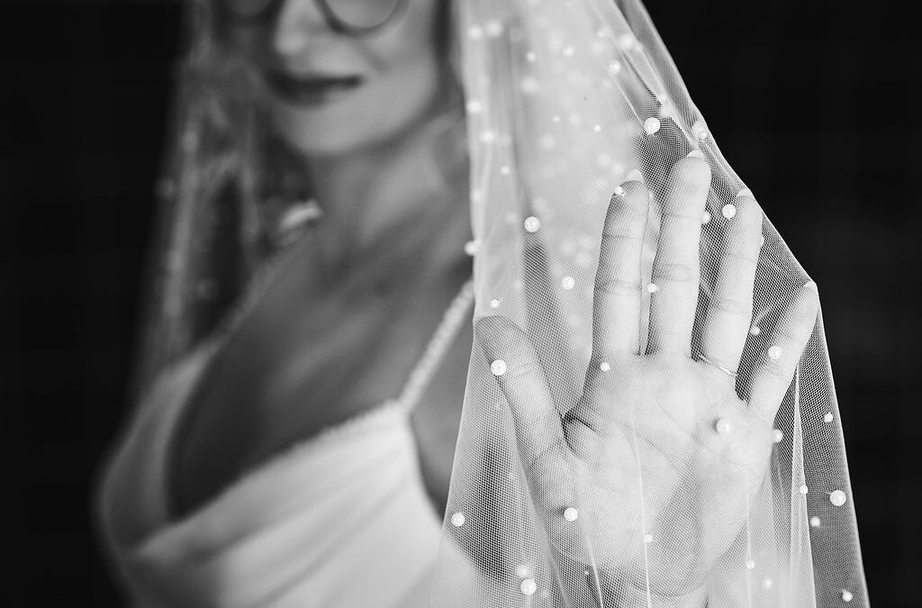 robe de mariée, photo noir et blanc, mariée, jour J, voile perle, robe sirene