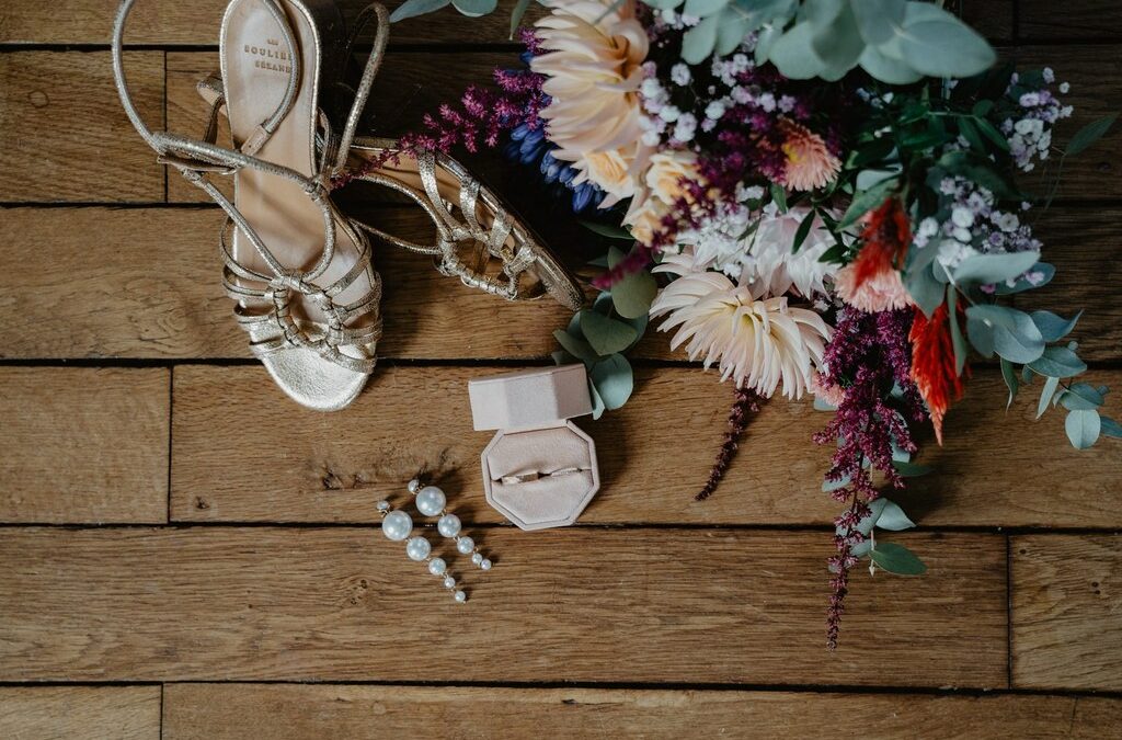 fleurs alliances flatlay bijoux mariage coloré
