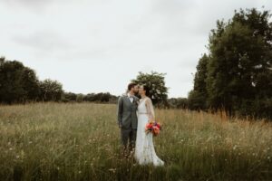 photo de couple, champs, duo, couple, bouquet, organisation mariage, conseil et accompagnement mariage, wedding planner,