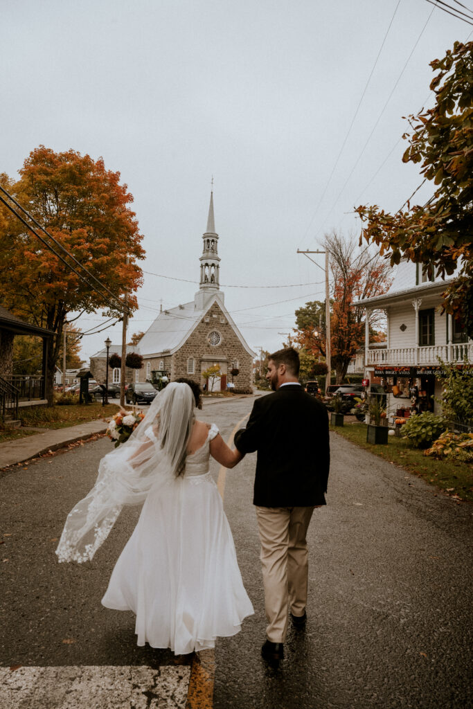 Couple de mariés profitant sereinement de leur journée | Coordination jour J au Québec