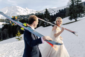 Mariés dans la neige mariés à ski mariée marié bride groom ski station