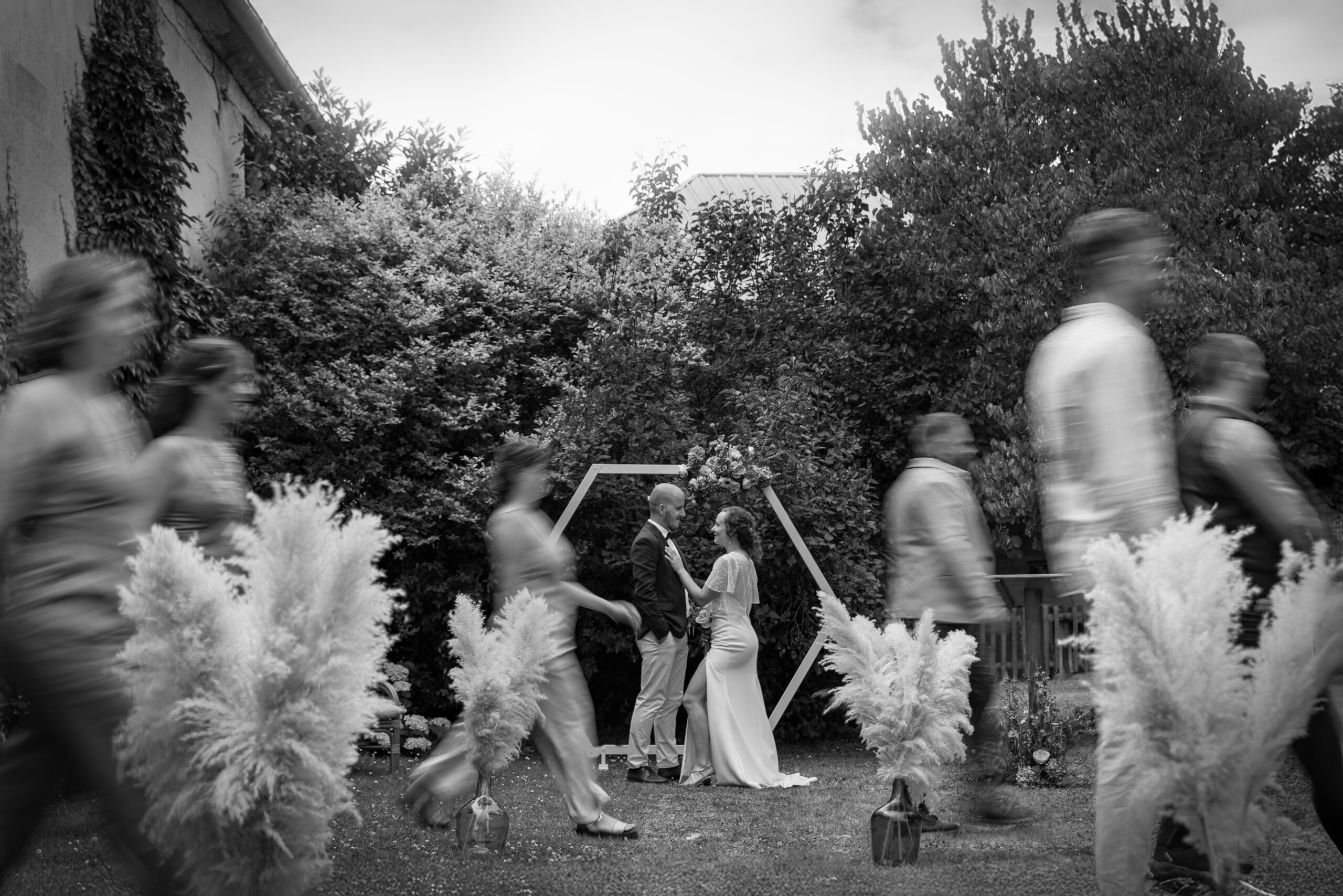 cérémonie laïque, rituel, arche cérémonie, noir et blanc, ceremonie laique, officiante
