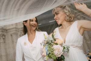 cérémonie laique, voile de mariée, mariée, bouquet de mariée, lieu auvergne, abbaye saint gilbert, allier