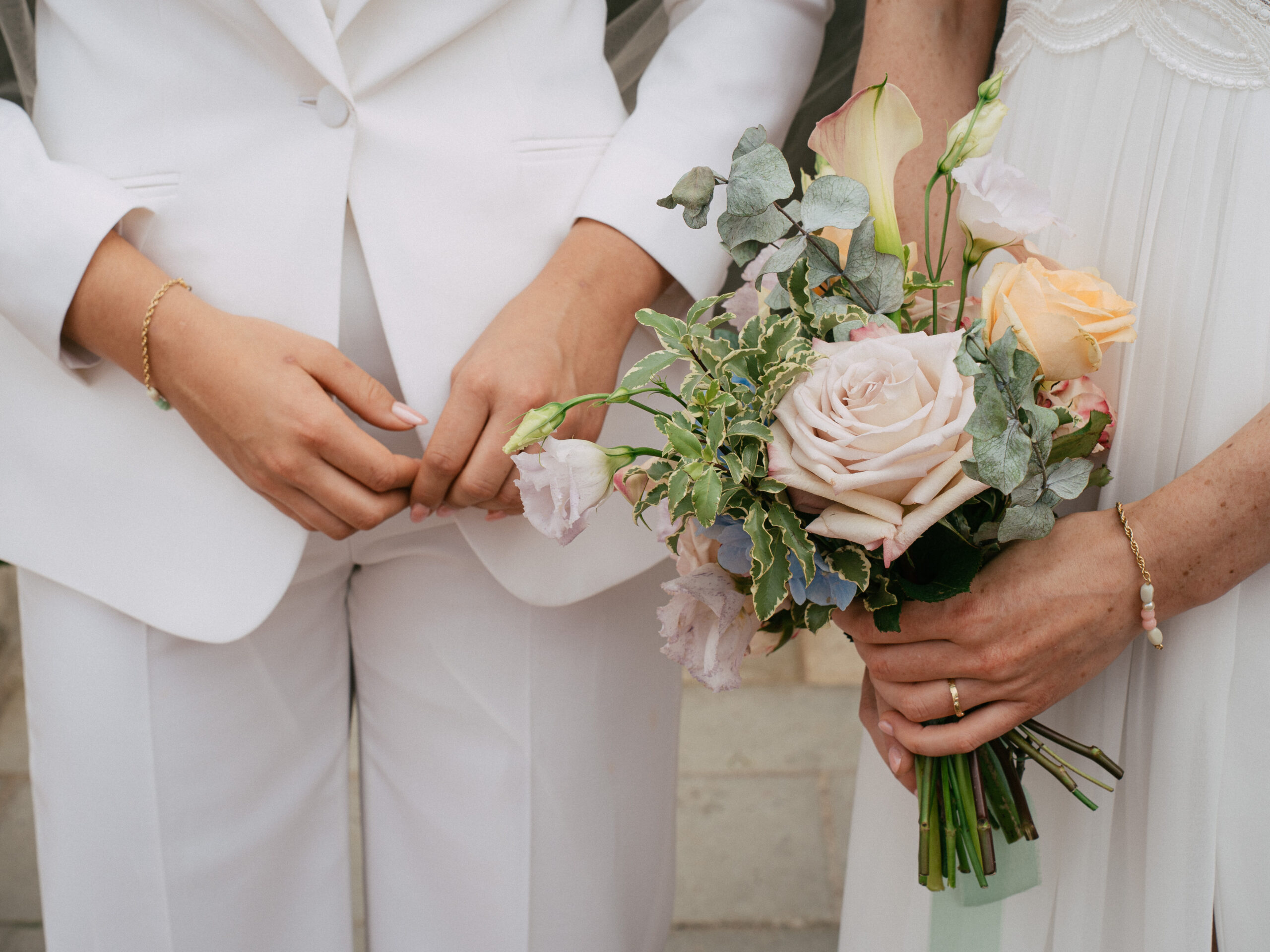 mariée, mariage lgbtq+, bouquet de mariée, costume mariée, détails