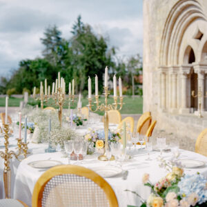 diner, chandelier, abbaye saint gilbert, lieu auvergne, allier