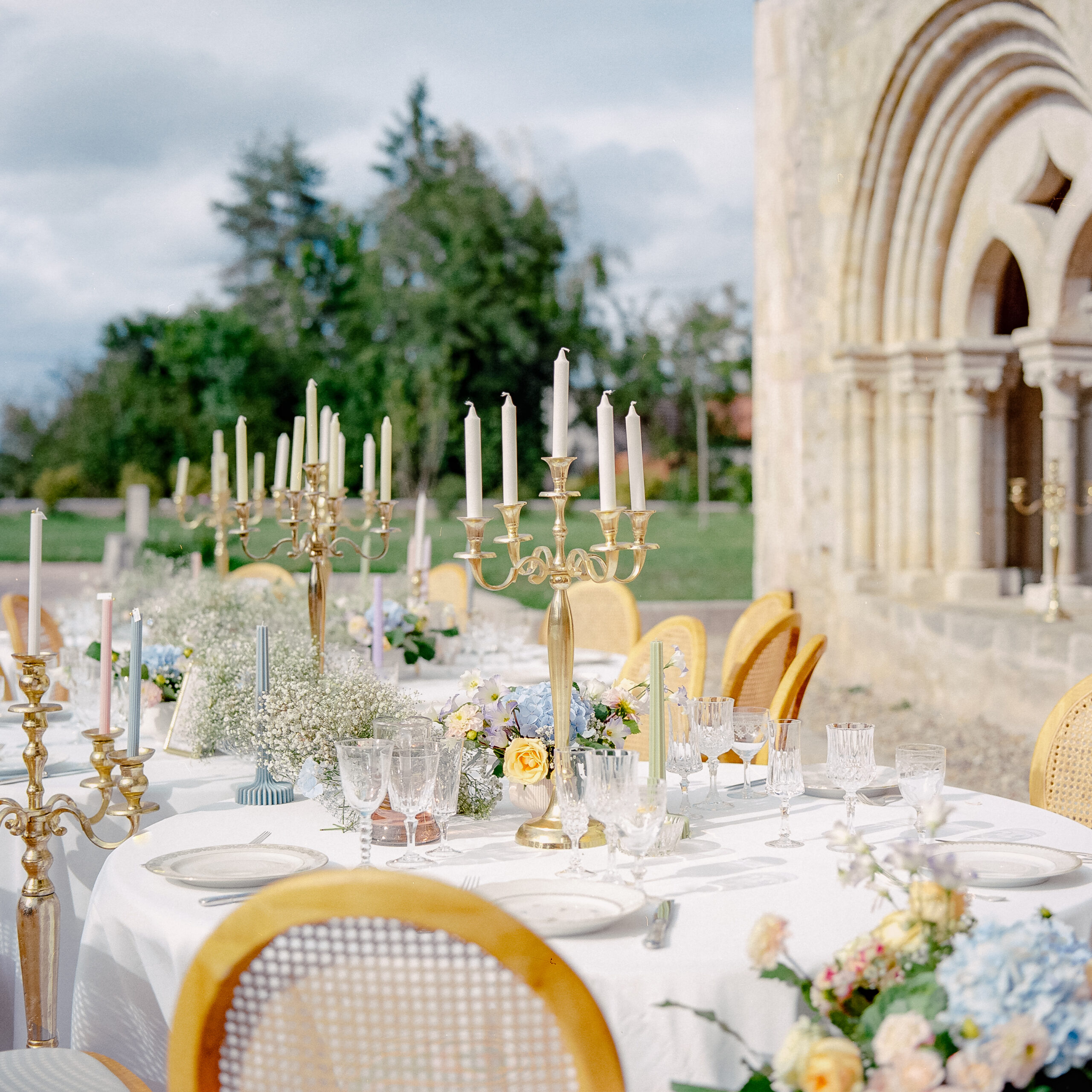 diner, chandelier, abbaye saint gilbert, lieu auvergne, allier