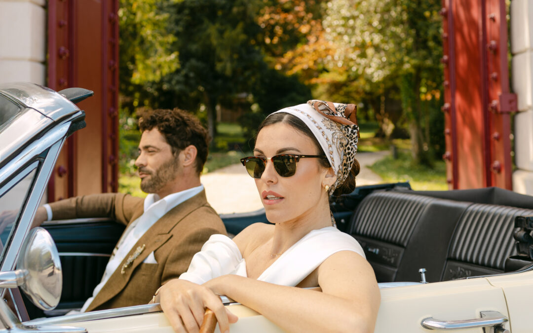 Le couple de Mariés dans une voiture, un peu sauvage,